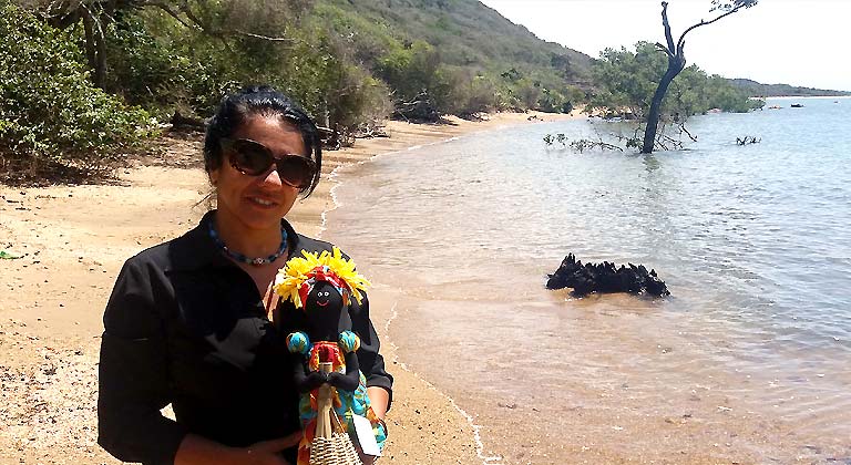 Oficina de bonequinha de pano atrai artesãos em Santos